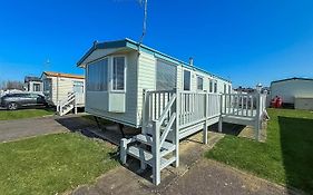 Caravan With Decking At Manor Park, Nearby Hunstanton Beach Ref 23013C